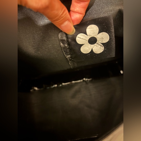 Marc Jacobs Daisy Large Daisy Black Patent Shopper Tote Bag - Picture 8 of 8